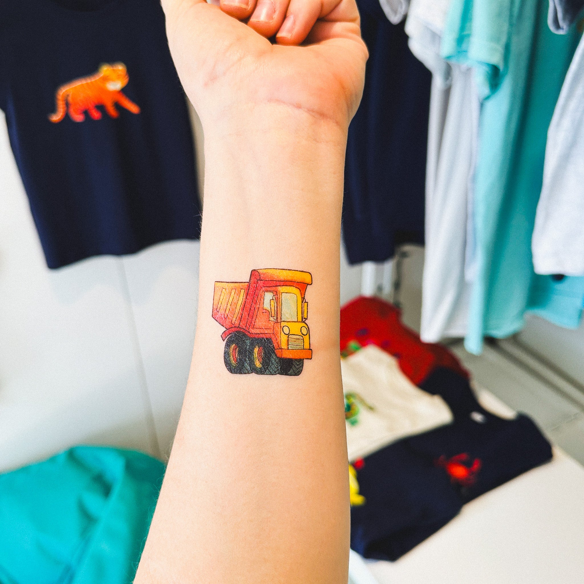 Feuille de tatouages temporaires camions de chantier sur peau d'enfant".