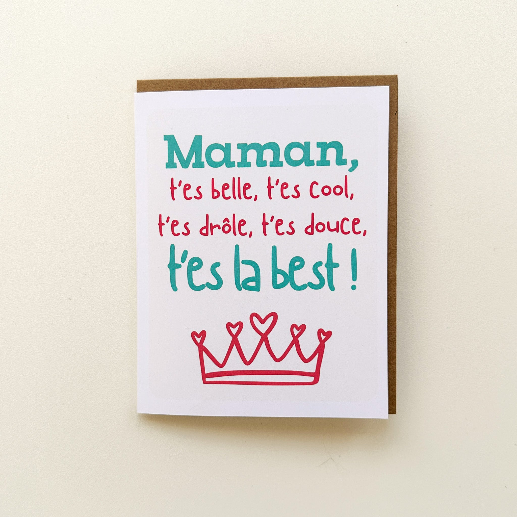 Carte avec typographie colorée affichant Maman t'es belle, t'es cool, t'es drôle, t'es douce, t'es la best en couleurs contrastées